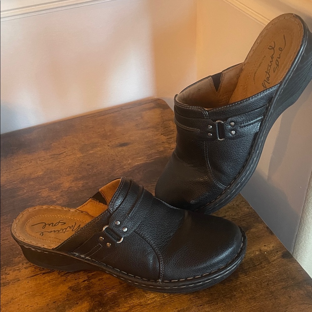 Natural Soul Black Leather Mules